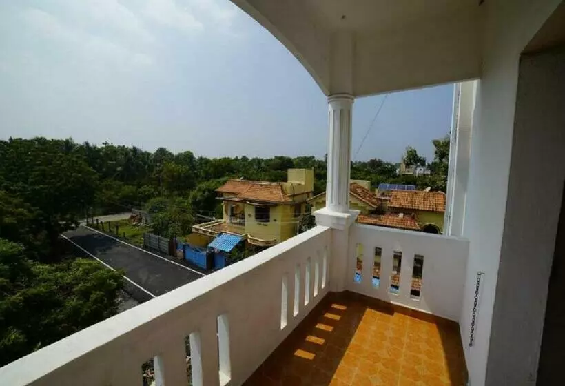 ホテル Castle Manor Auroville Beach