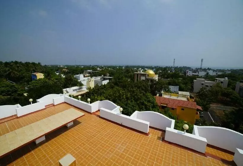 ホテル Castle Manor Auroville Beach
