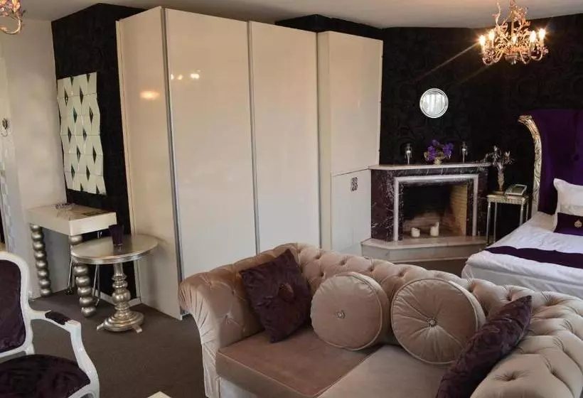 Hotelli Parla Viens Suites