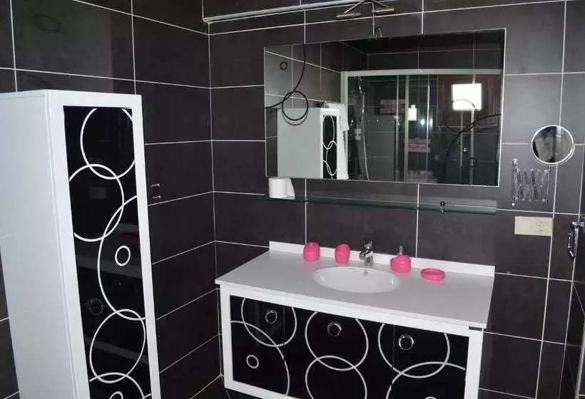 Hotelli Parla Viens Suites