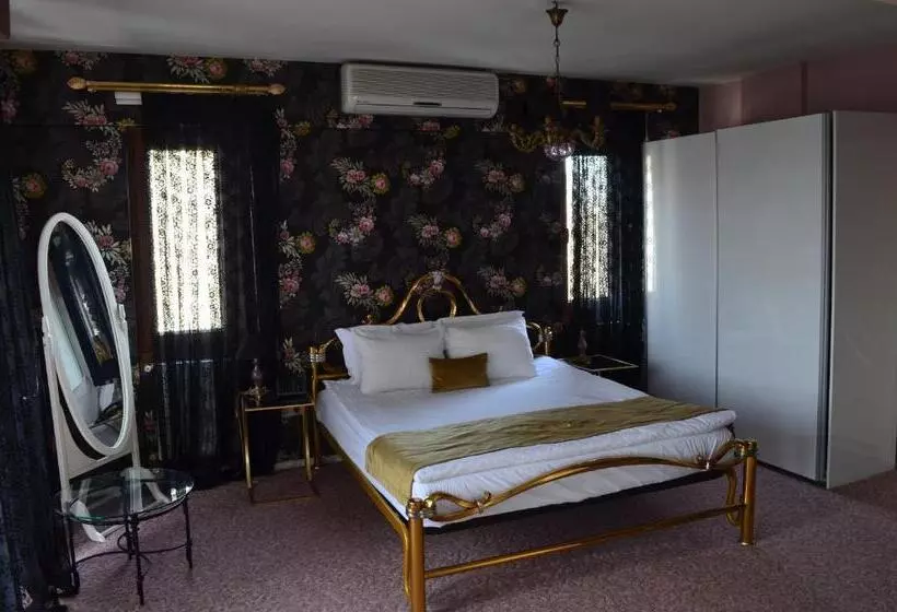 Hotelli Parla Viens Suites