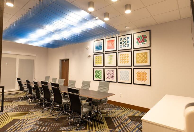 فندق Holiday Inn Express & Suites Dayton East   Beavercreek, An Ihg