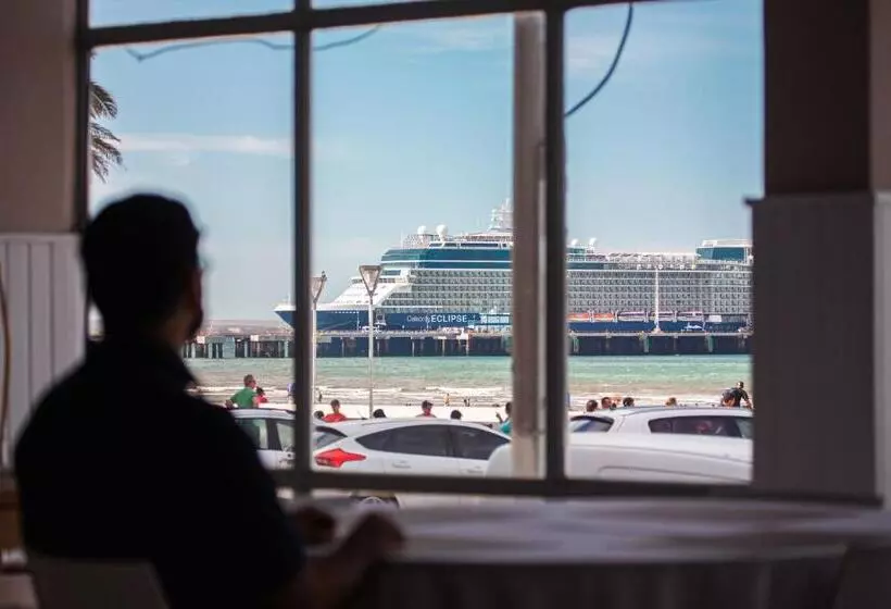 هتل Rayentray Hostal