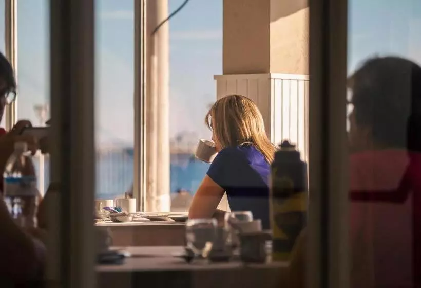 هتل Rayentray Hostal