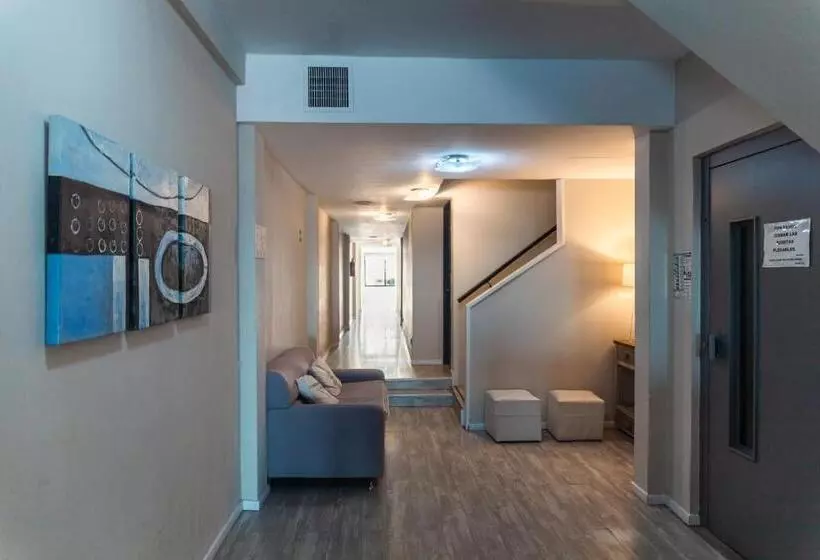 هتل Rayentray Hostal