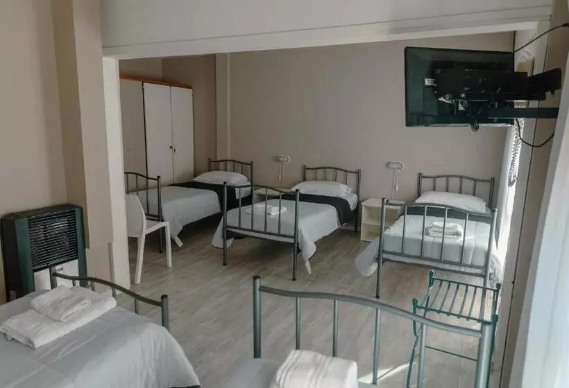 هتل Rayentray Hostal