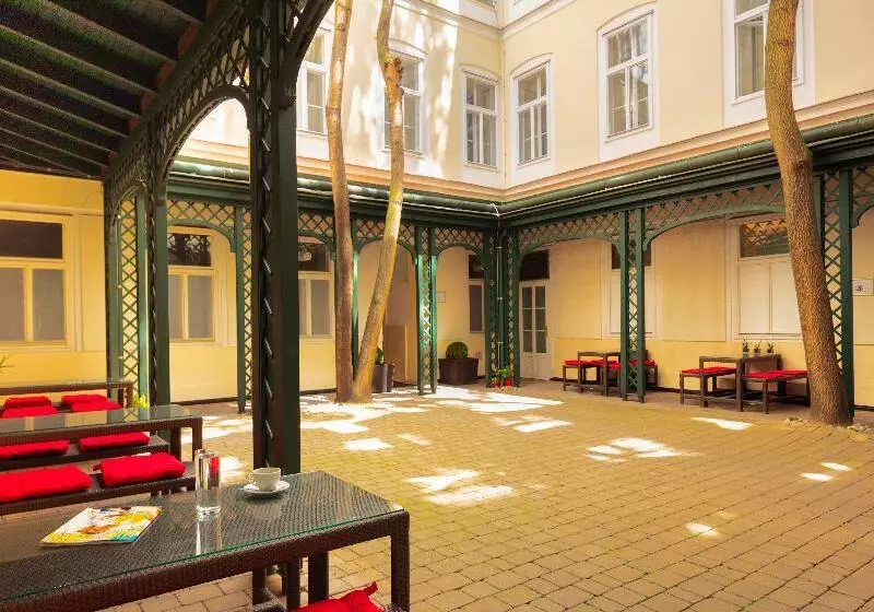 هتل The Levante Rathaus Apartments