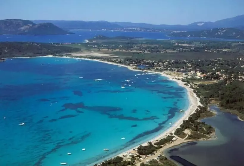 اقامتگاه Résidence Fiori Di Cala Rossa