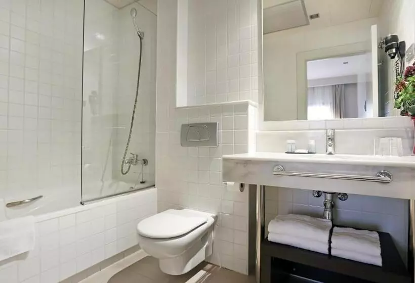 Отель Arc La Rambla