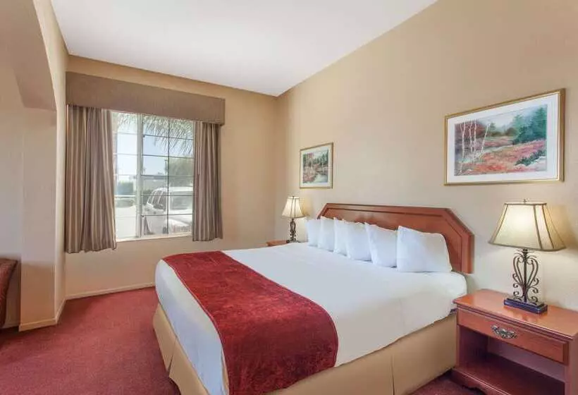 Отель Ramada By Wyndham Fresno Northwest