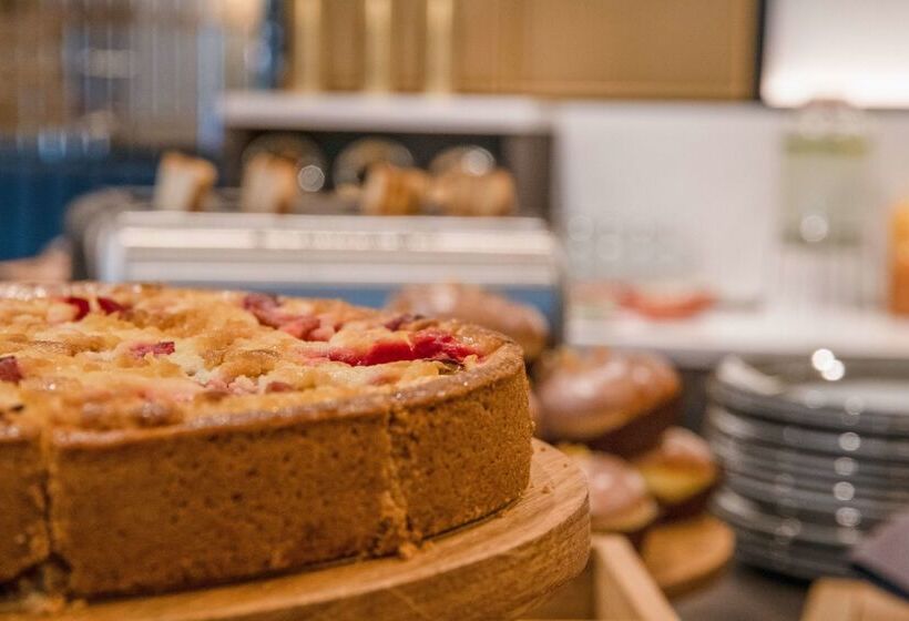 בית מלון כפרי Golden Tulip Warszawa Centrum