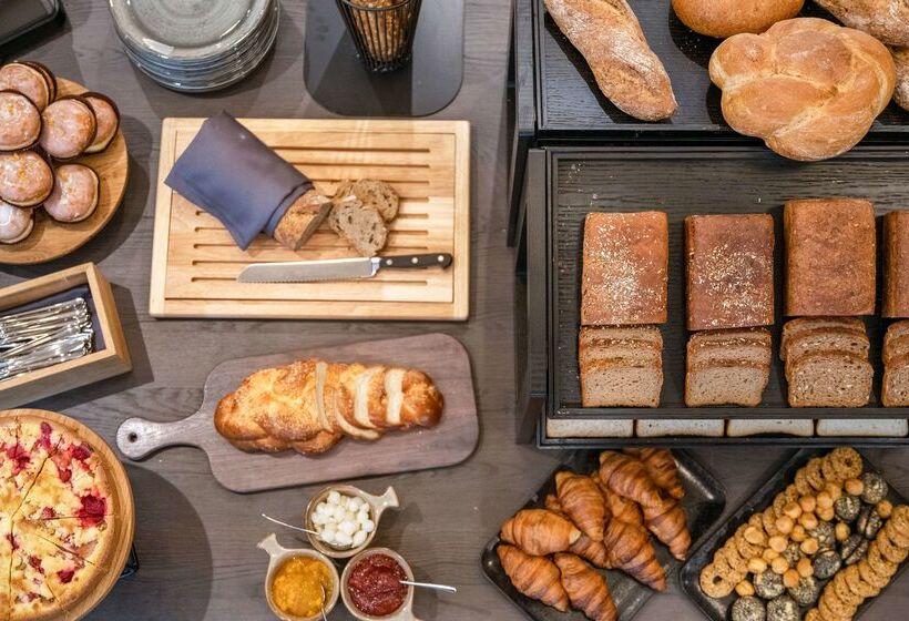 בית מלון כפרי Golden Tulip Warszawa Centrum