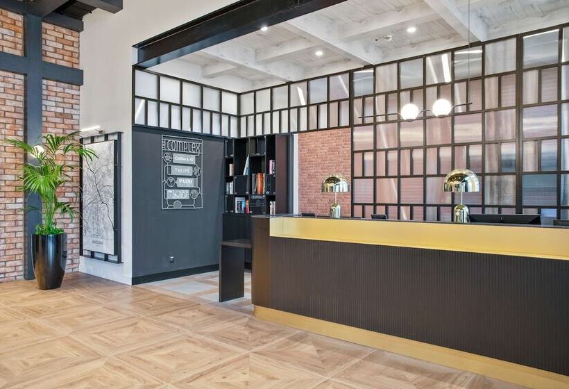 בית מלון כפרי Golden Tulip Warszawa Centrum