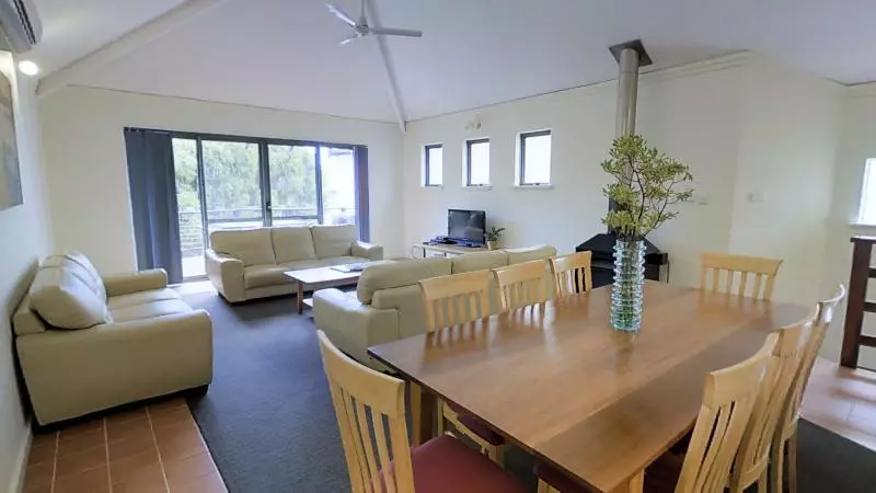 Отель Margarets Beach Resort