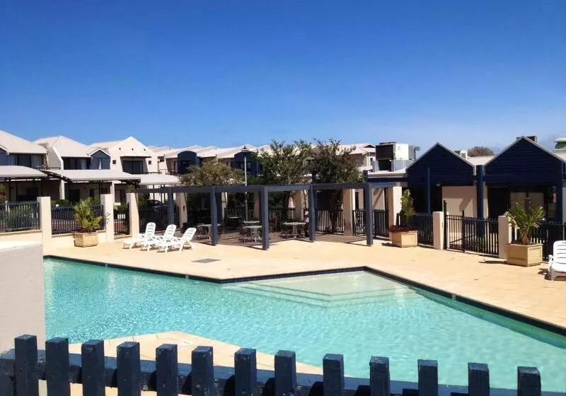 Отель Margarets Beach Resort