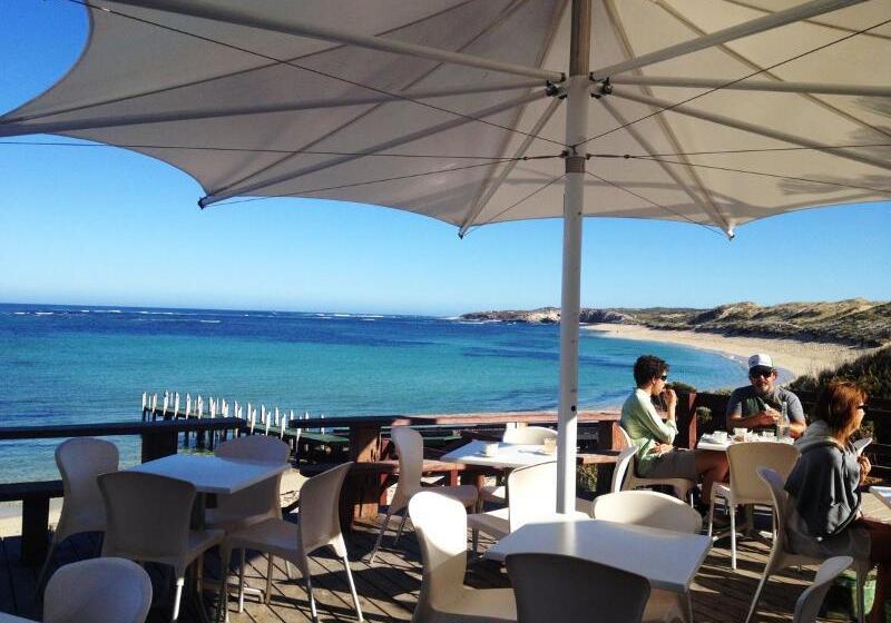 בית מלון כפרי Margarets Beach Resort