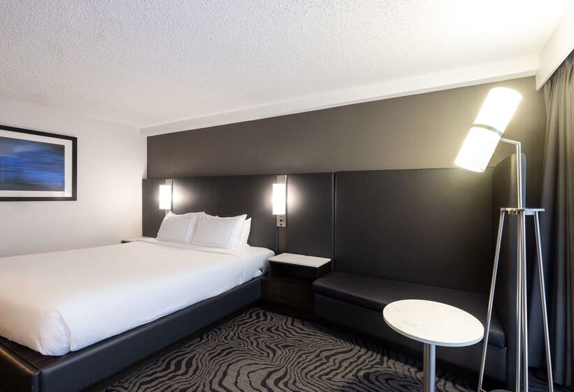 هتل Doubletree By Hilton Calgary North