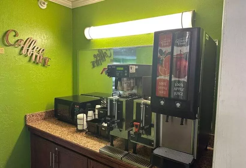 בית מלון כפרי La Quinta Inn By Wyndham Omaha Southwest