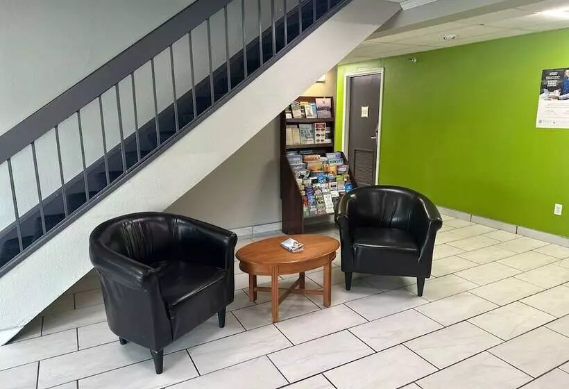 בית מלון כפרי La Quinta Inn By Wyndham Omaha Southwest