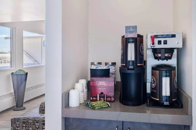 Отель Travelodge By Wyndham Fort St John