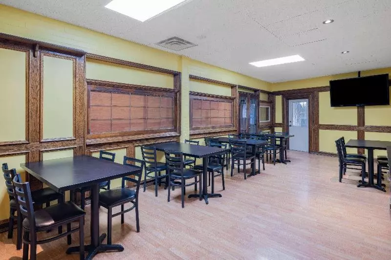 Отель Travelodge By Wyndham Fort St John