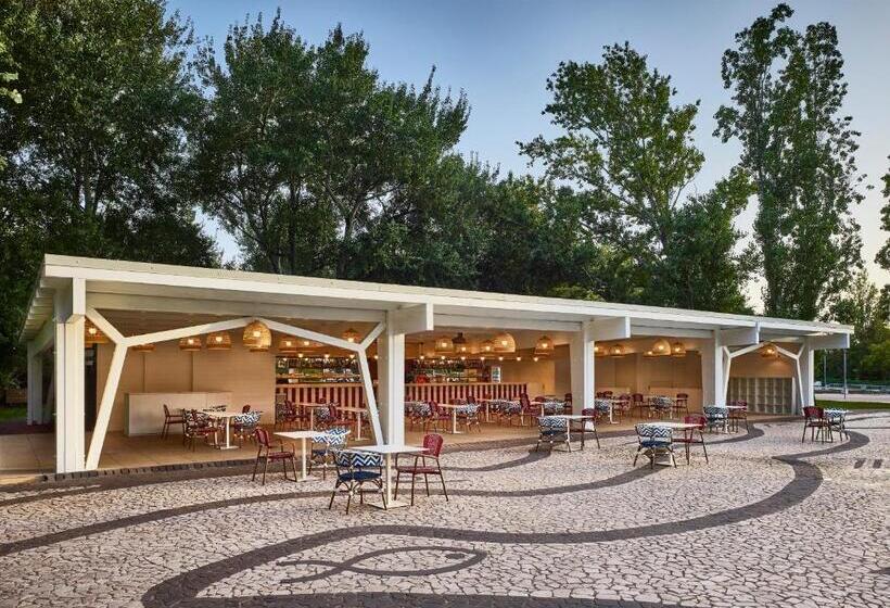 בית מלון כפרי Calaserena Resort