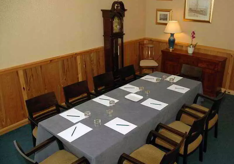 Отель Castletown