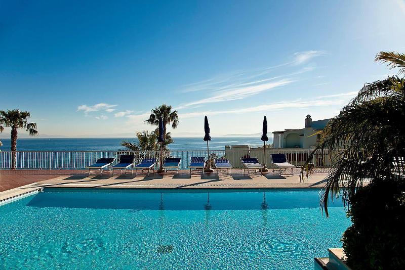 هتل Continental Mare