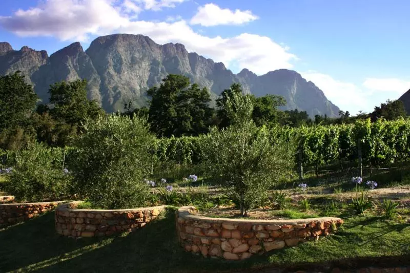 هتل Burgundy Bourgogne Historic Manor House & Cottages