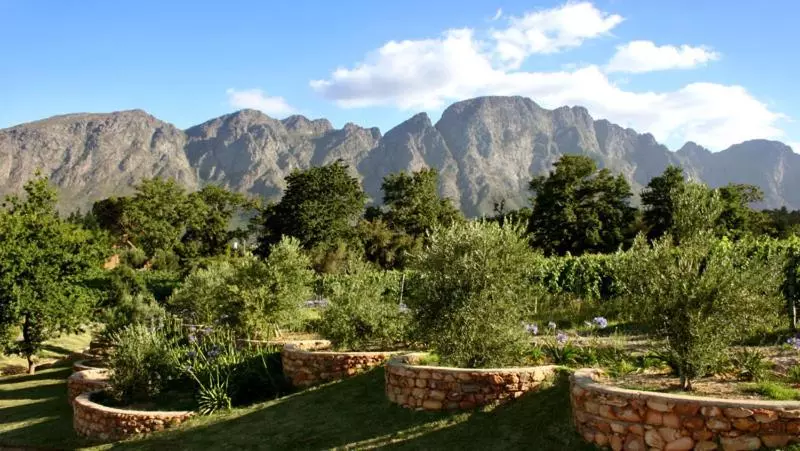 هتل Burgundy Bourgogne Historic Manor House & Cottages