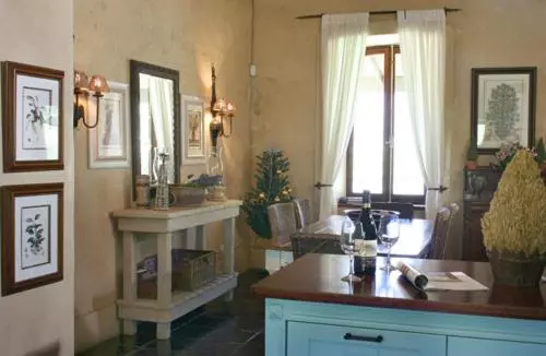 هتل Burgundy Bourgogne Historic Manor House & Cottages