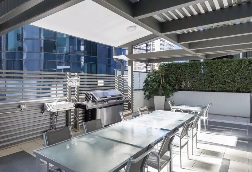 Отель Oaks Brisbane On Margaret Suites