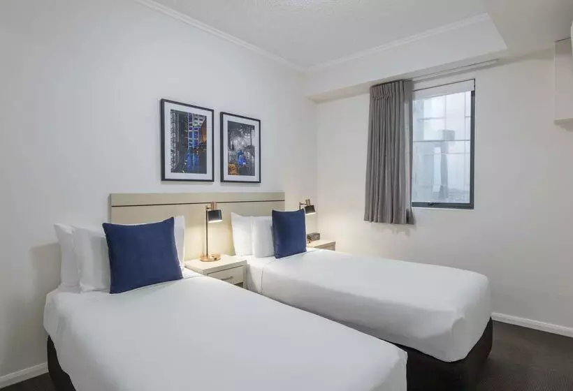 Отель Oaks Brisbane On Margaret Suites