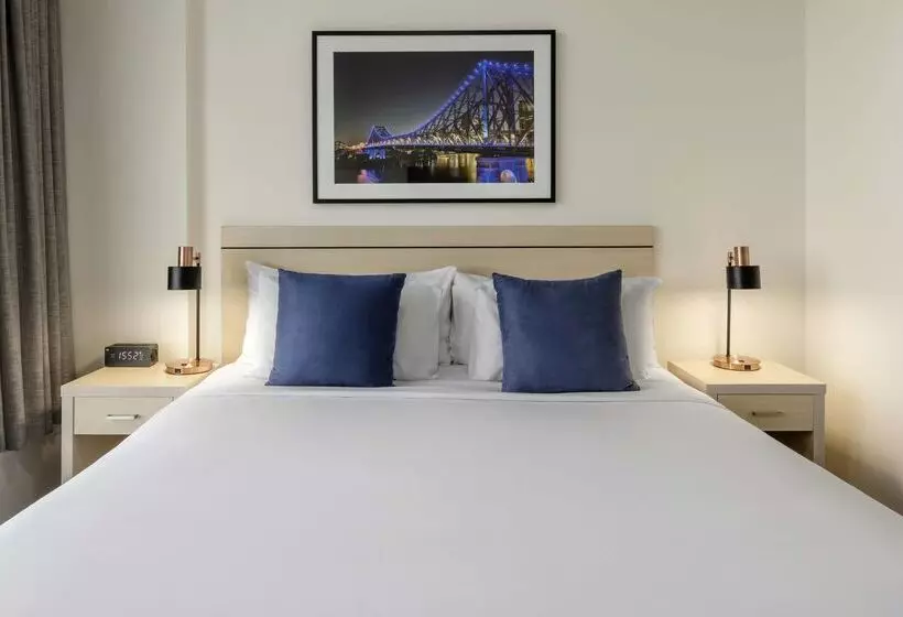 Отель Oaks Brisbane On Margaret Suites