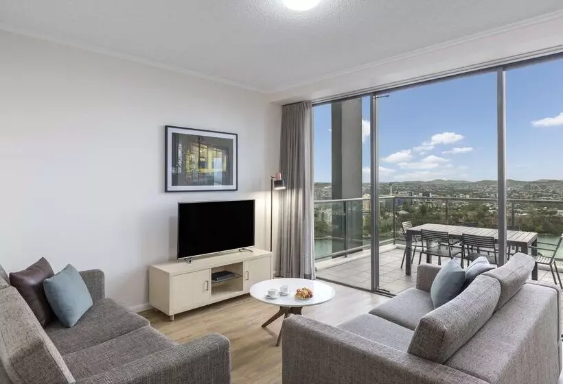 Отель Oaks Brisbane On Margaret Suites