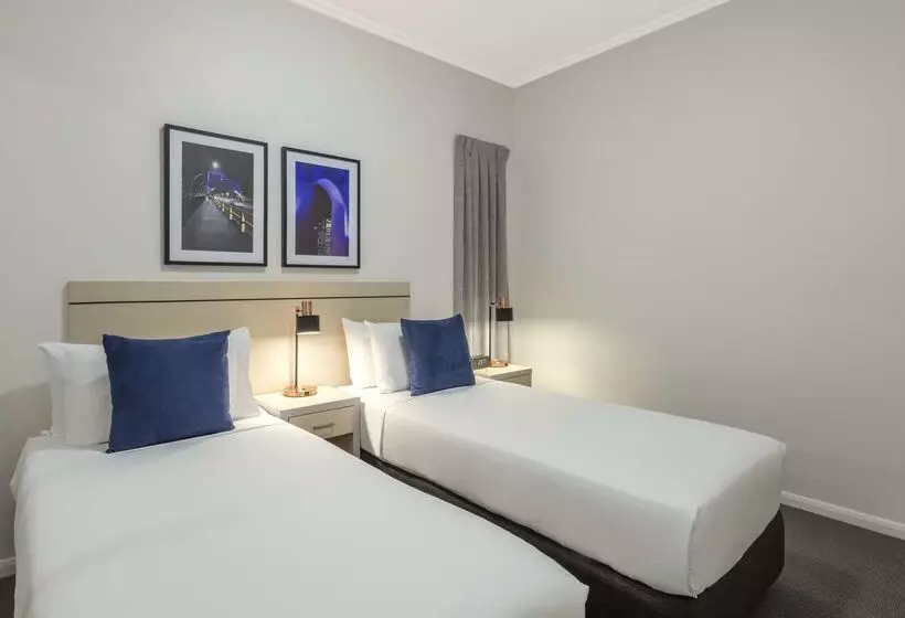 Отель Oaks Brisbane On Margaret Suites