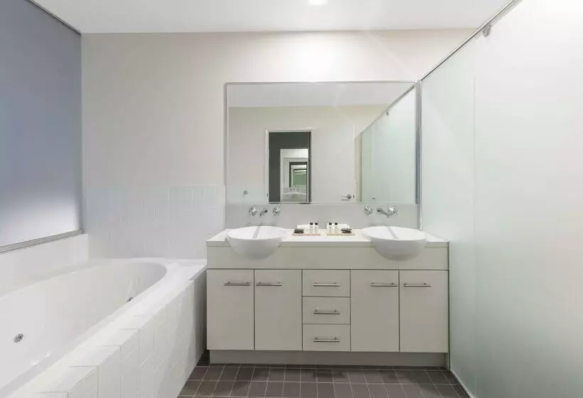 Отель Oaks Brisbane On Margaret Suites