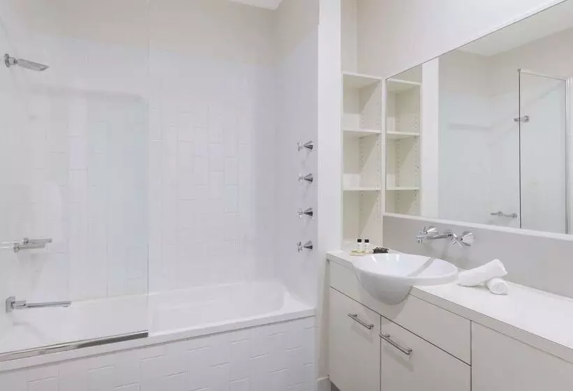 Отель Oaks Brisbane On Margaret Suites