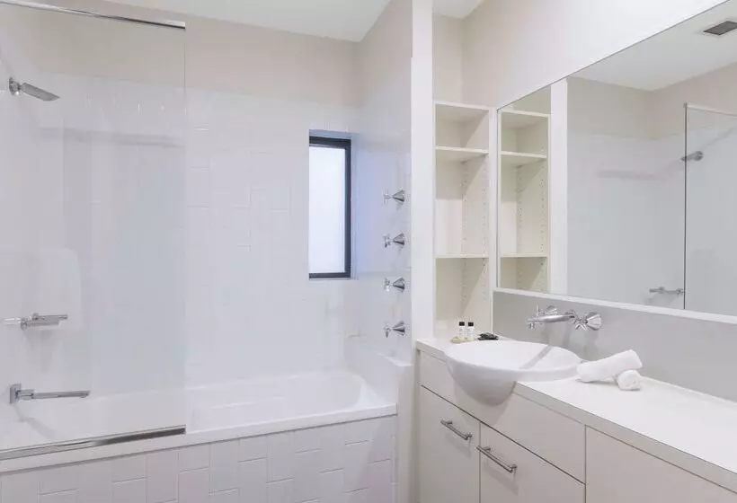 Отель Oaks Brisbane On Margaret Suites