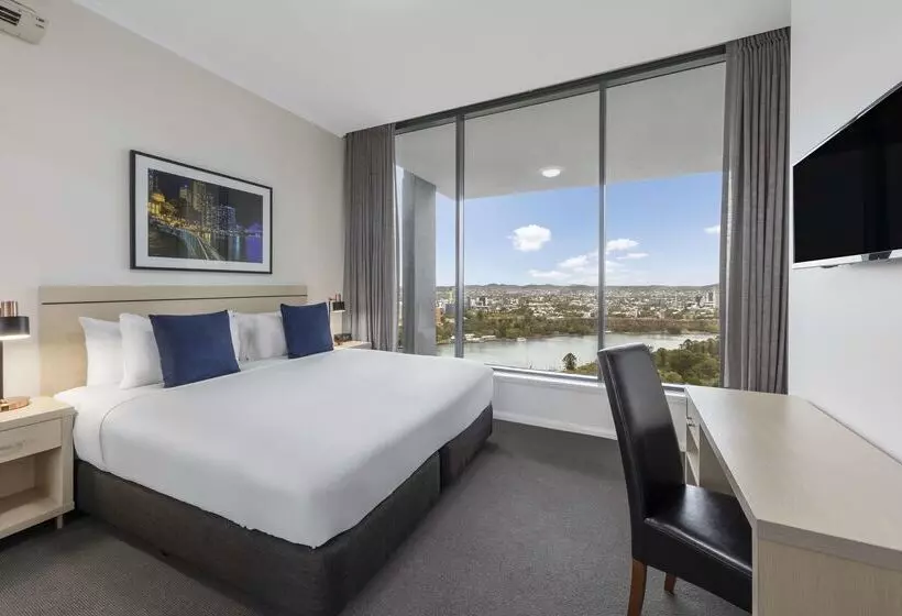 Отель Oaks Brisbane On Margaret Suites