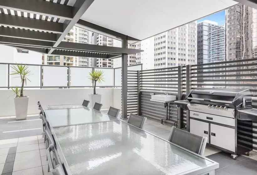 Отель Oaks Brisbane On Margaret Suites