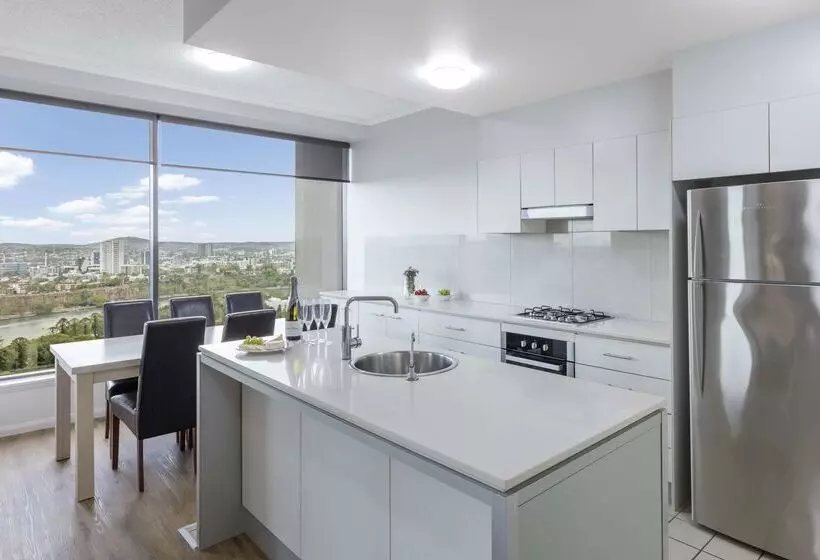 Отель Oaks Brisbane On Margaret Suites