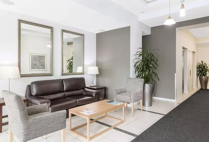 Отель Oaks Brisbane On Margaret Suites