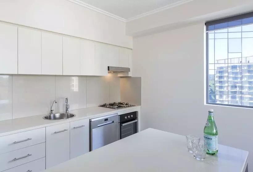 Отель Oaks Brisbane On Margaret Suites