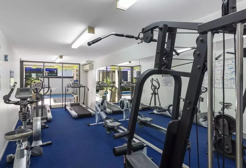 Отель Oaks Brisbane On Margaret Suites