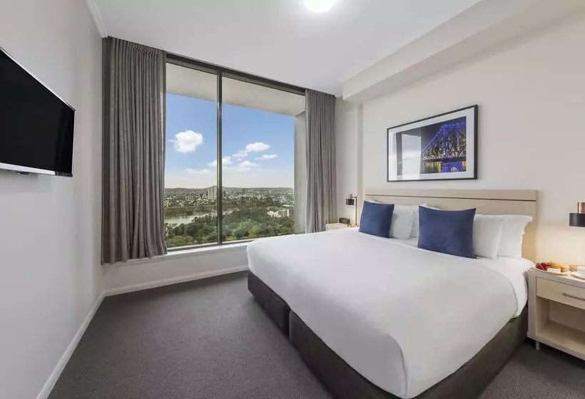 Отель Oaks Brisbane On Margaret Suites