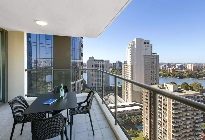 Отель Oaks Brisbane On Margaret Suites
