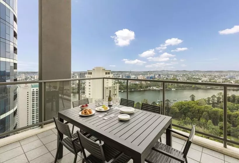 Отель Oaks Brisbane On Margaret Suites
