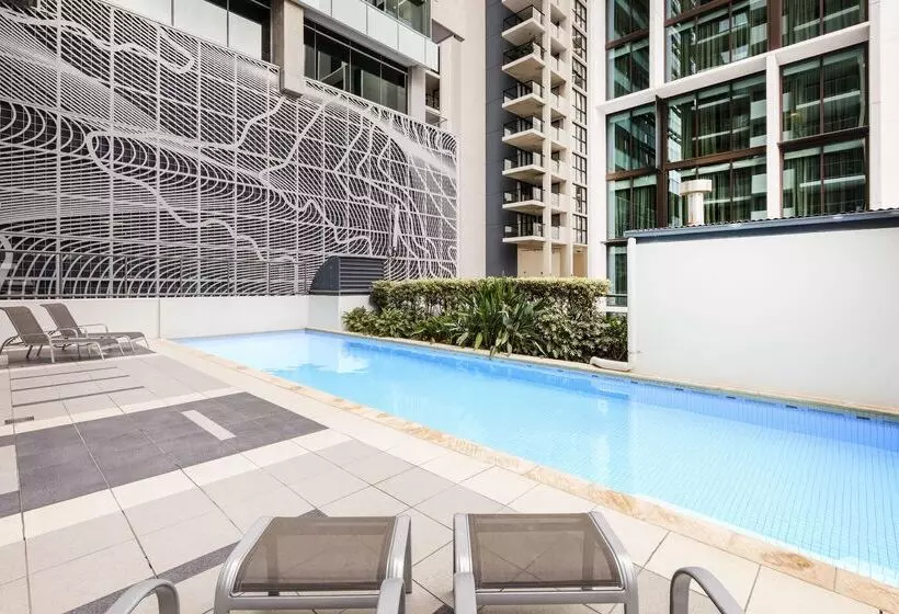 Отель Oaks Brisbane On Margaret Suites