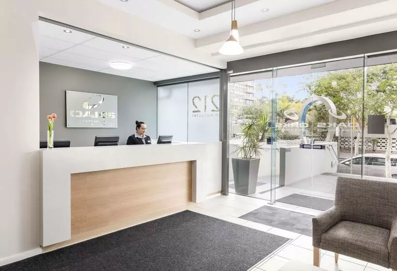 Отель Oaks Brisbane On Margaret Suites